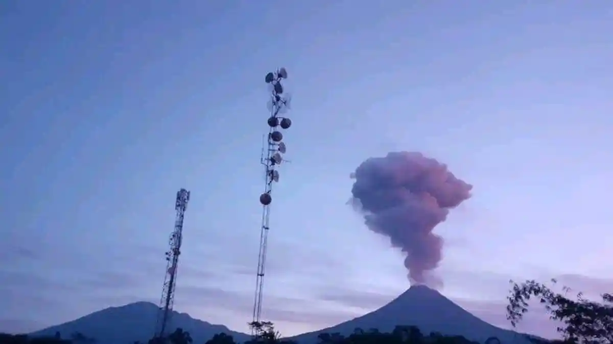 DETIK-DETIK Gunung Merapi Meletus, Abu Vulkanik dan Kilatan Petir di Puncak, Lihat Fotonya