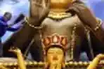 Membersihkan Patung Buddha