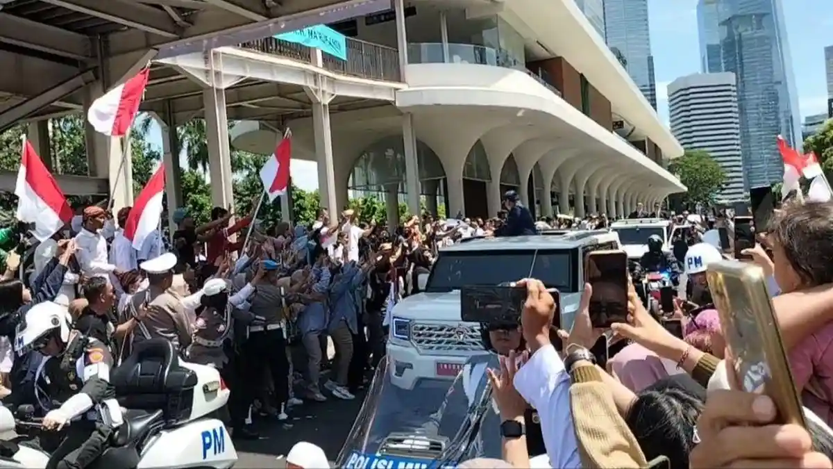 Iring-iringan Presiden Lewat Menuju Istana, Happy Asmara: Selamat Bekerja Prabowo-Gibran