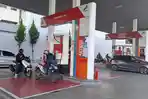 Antrean-kendaraan-di-SPBU-Pertamina-3440133-Martadinata-Jalan-Riau.jpg