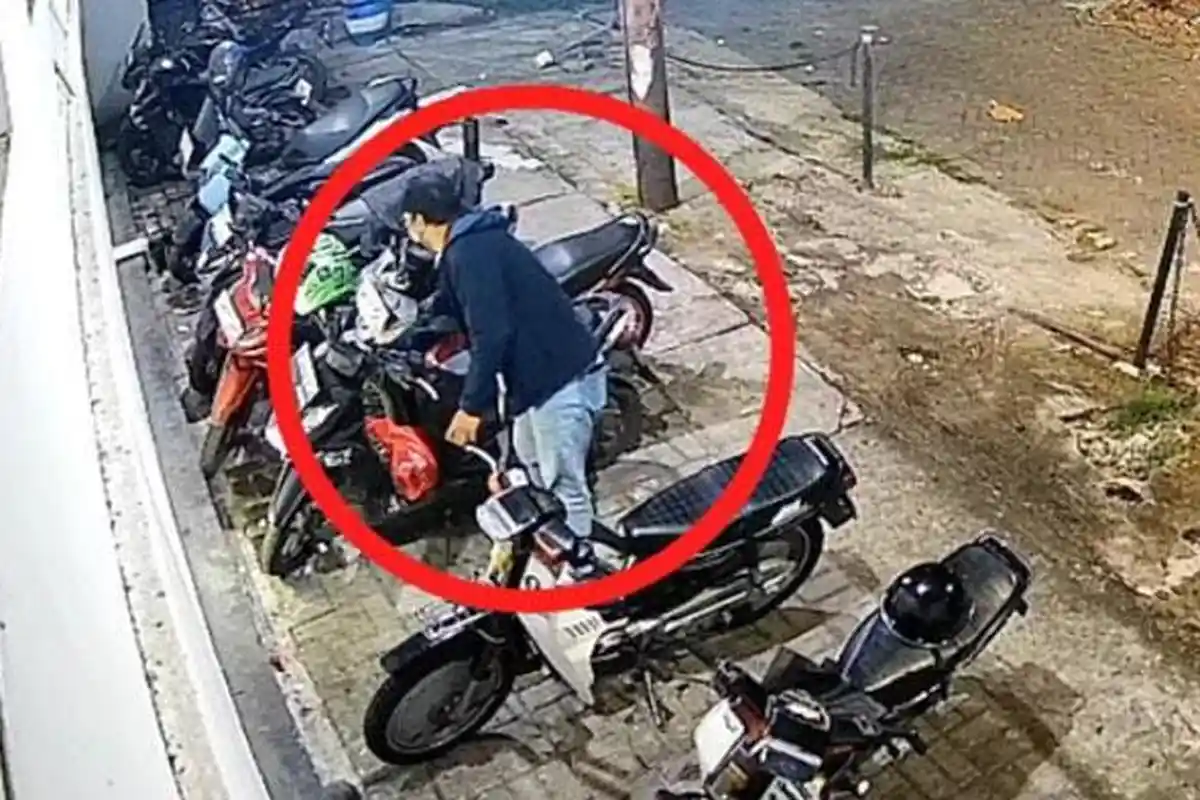 Terekam CCTV Aksi Pria Misterius Gondol Motor di Parkiran Restoran Mi Goreng Surabaya