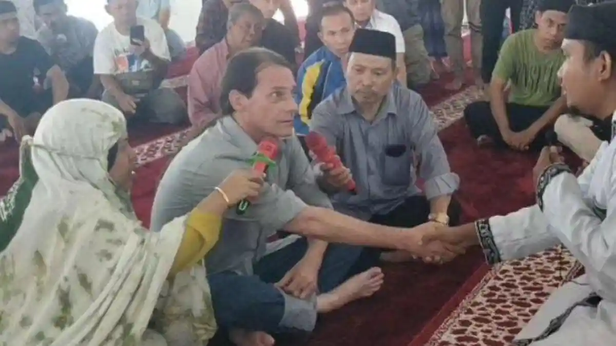 Bule Amerika Masuk Islam di Masjid 99 Kubah Makassar, Gubernur Ikut Posting di Instagram
