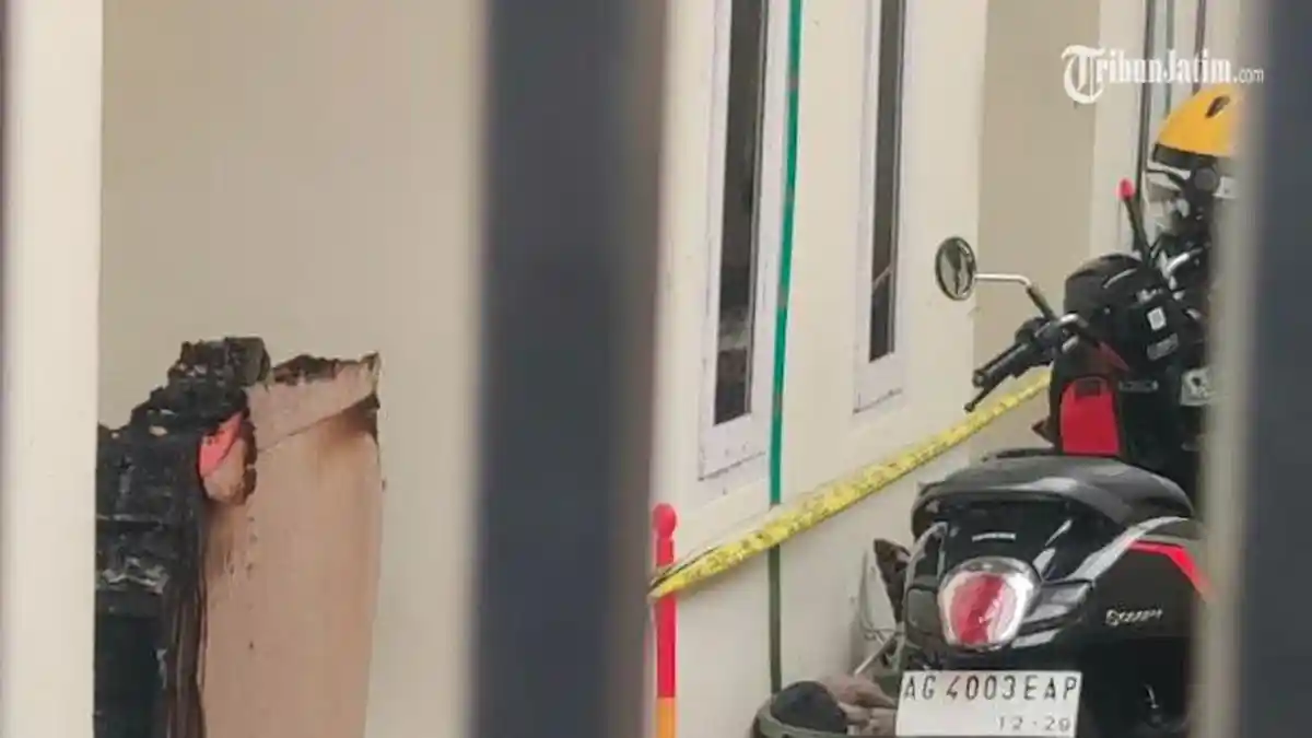 BREAKING NEWS : Pembunuhan di Kamar Kos Nganjuk, 2 Tewas 1 Kritis, Ada Kobaran Api