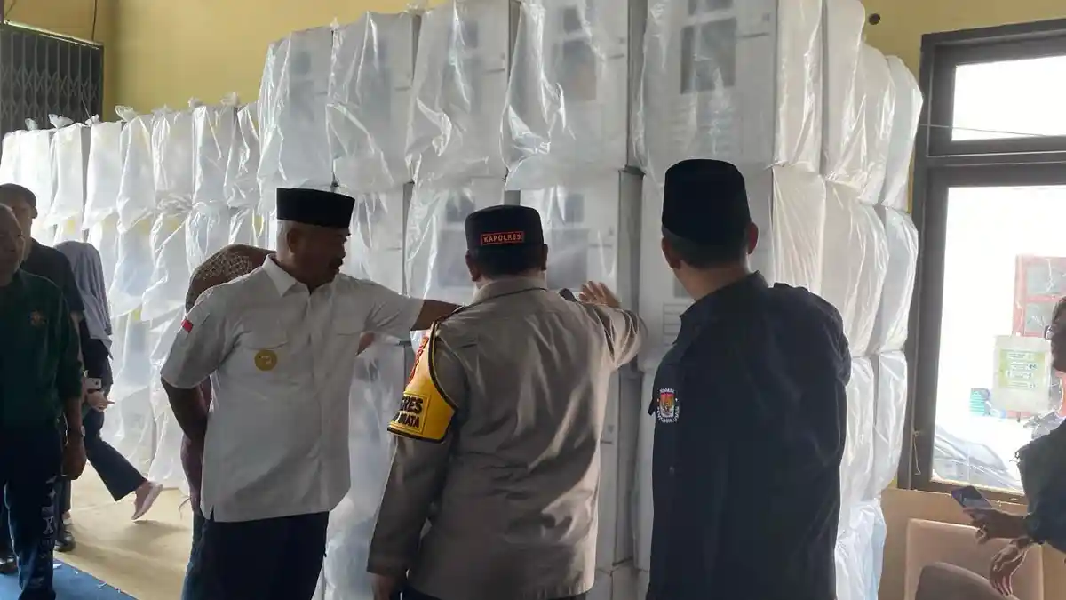 Bupati Edi Damansyah Tinjau Persiapan Distribusi Logistik Pemilu 2024 di Kukar