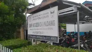 PENGGEMBOKAN-PAGAR-SEKOLAH-Suasana-di-SMP-N-34-Padang-paska-diged34-Padang.jpg