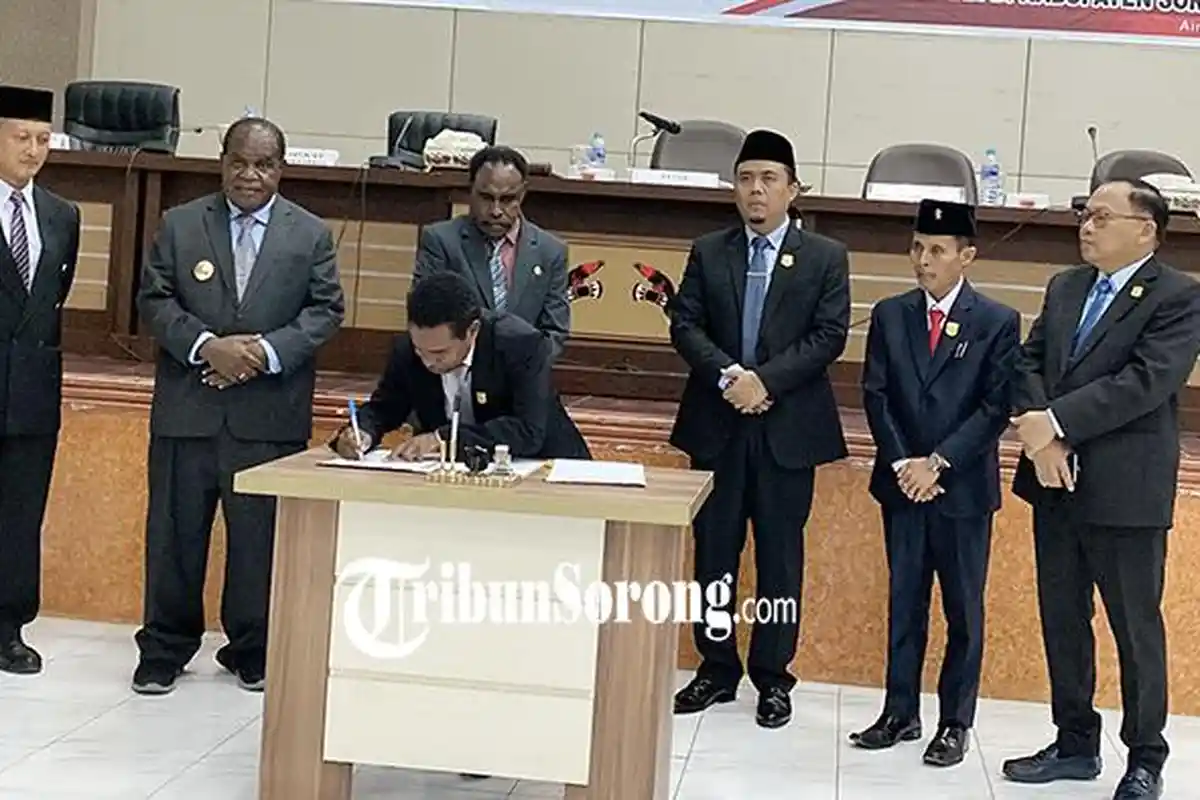 2 Raperda tentang Ketertiban Umum dan Perlindungan Bahasa Daerah di Kabupaten Sorong Disahkan