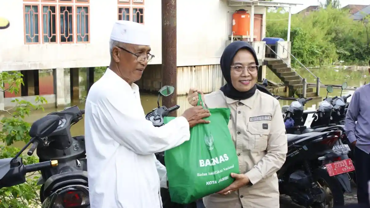 Pemkot Jambi Kembali Serahkan Bantuan Banjir