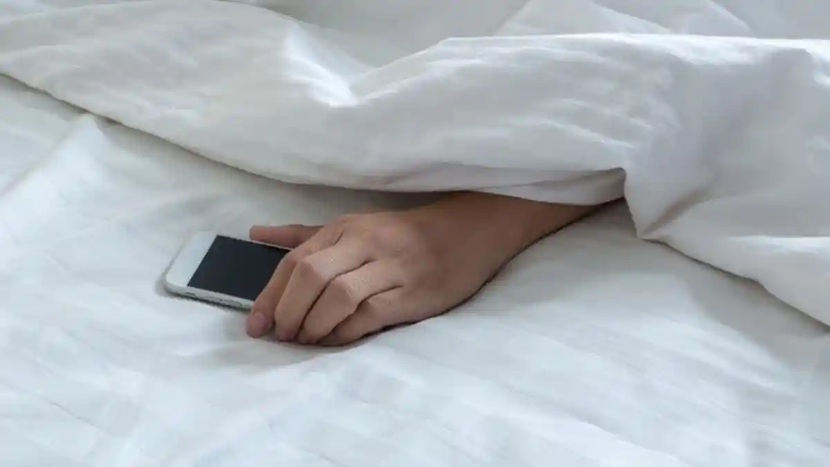 Kebiasaan Bawa Ponsel Saat Tidur Bisa Menyebabkan 3 Risiko Kesehatan