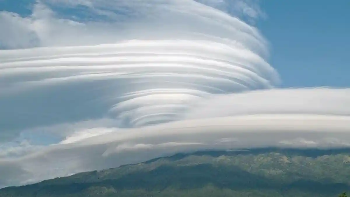 Awan Menyerupai Puting Beliung Selimuti Puncak Gunung Lawu Kamis Pagi