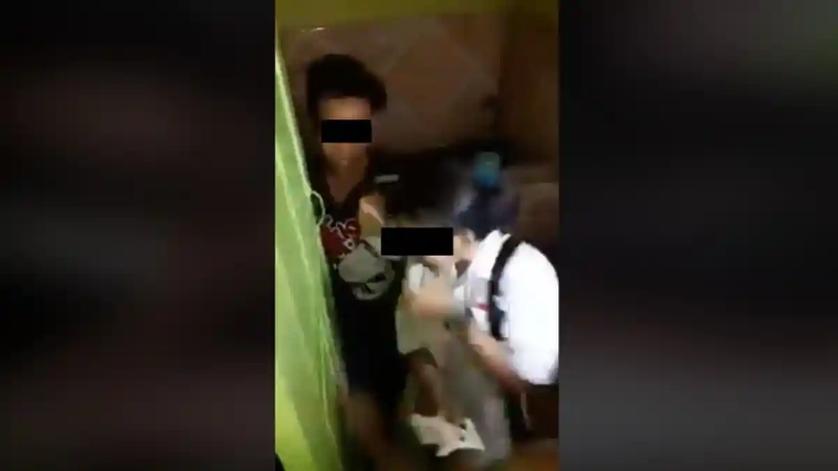 Anak Kecil Kaget Dilempari Kondom dari Dalam Toilet Masjid, Ditengok Ternyata Ada Pasangan Kekasih