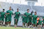 Pemain-Persebaya-menjalani-latihan-tim-jelang-laga-Persebaya-vs-Barito-Putera.jpg
