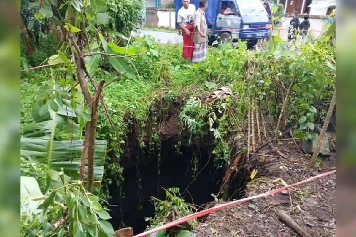 Warga Karang Sidemen Lombok Tengah Dihebohkan Penemuan Tanah Amblas Berbentuk Mulut Goa