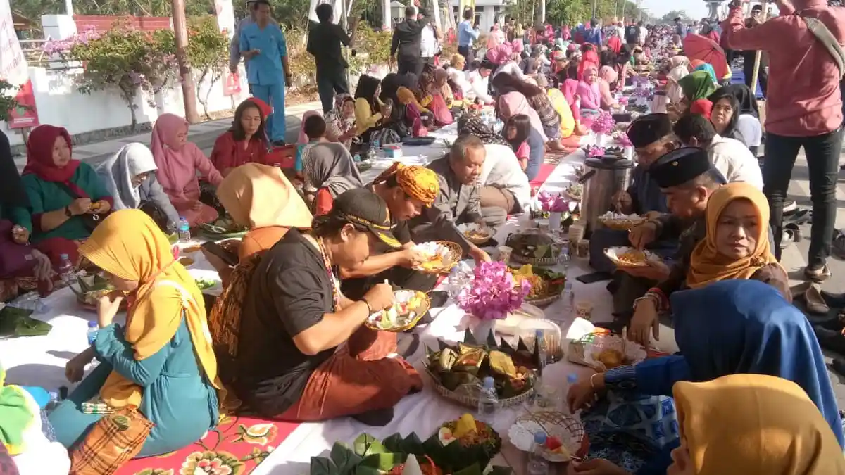 Ribuan Warga Makan Bareng Sultan Adji Muhammad Arifin di Depan Keraton Kesultanan Kutai