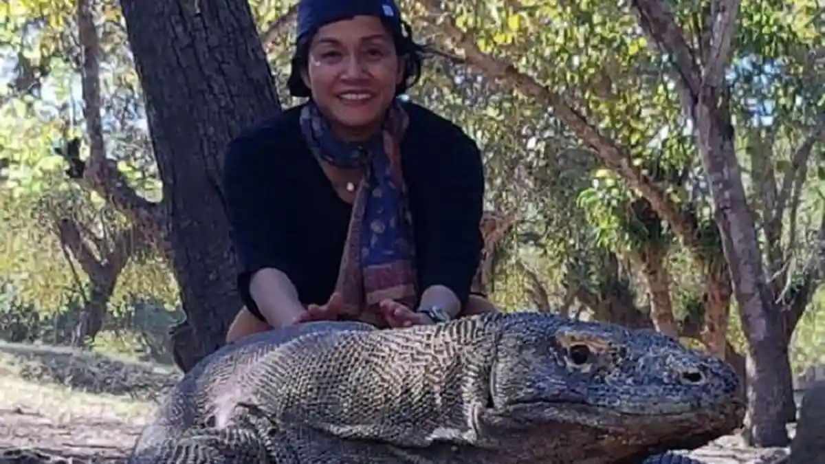 Ke Labuan Bajo, Sri Mulyani Berfoto Bareng Komodo