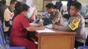 polisi-di-Sumba-Barat-donor-darah.jpg