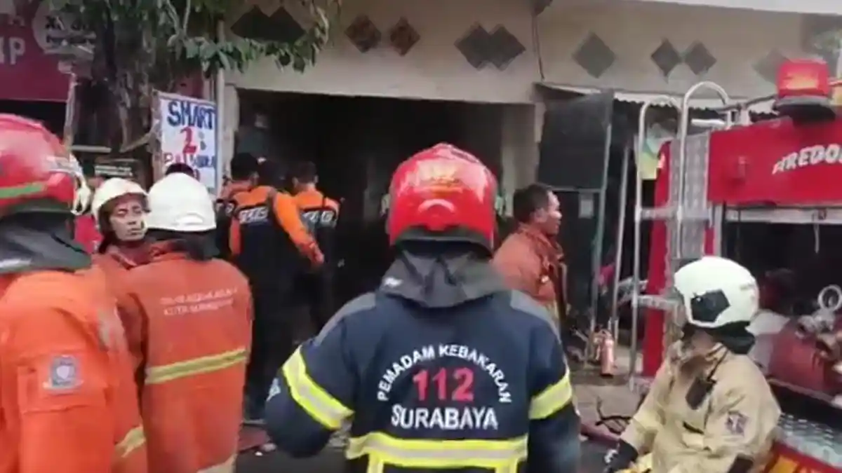 Tangis Mama Muda Lepas dari Kobaran Api, Nyaris Terpanggang hingga Naik Turun Loteng Bawa Balita