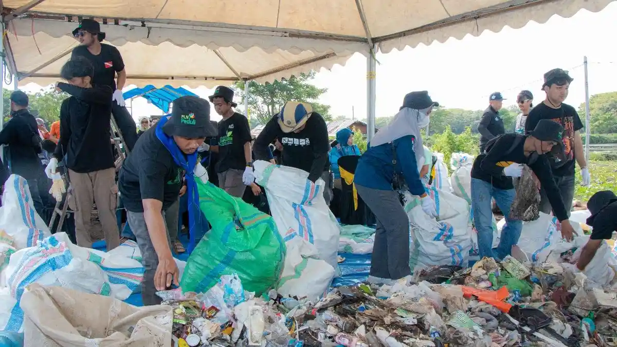 PLN UIP Sulawesi dan 37 Kolaborator Gelar Aksi Bersih dan Olah Sampah di Pantai Layar Putih