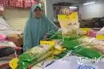Pedagang-di-Pasar-Legi-Ponorogo-menunjukkan-beras-SPHP.jpg