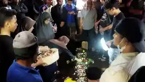 Masinis-KA-Lokal-Bandung-Raya-Julian-Dwi-Setiyono-saat-dimakamkan.jpg