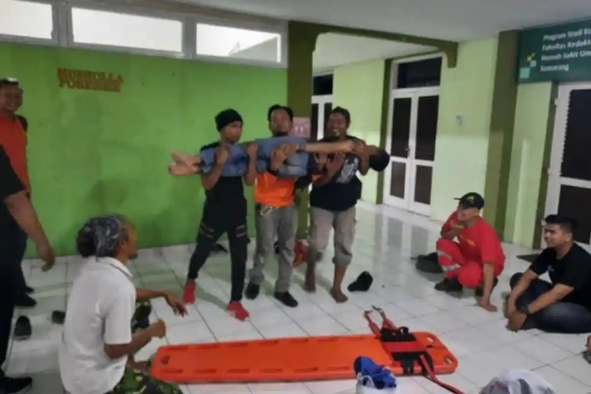 Dokter RSUP Kariadi & Polisi Beri Bekal Pelatihan ke Relawan Semarang Sebelum Terjun ke Posko Mudik