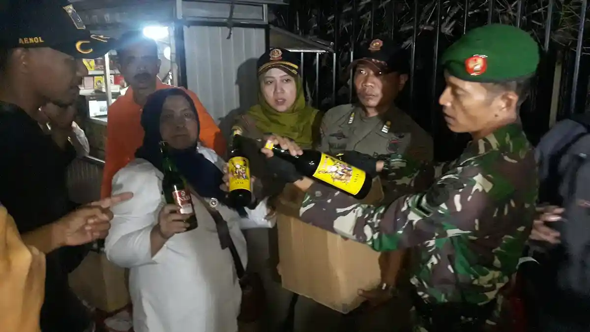 Satpol PP Pejaten Barat Amankan 169 Botol Miras dari Arak, Anggur Merah hingga Bir di Warung Jamu