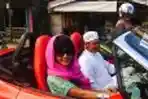 Julia Perez Naik BMW Seri Z 3 Warna Merah 