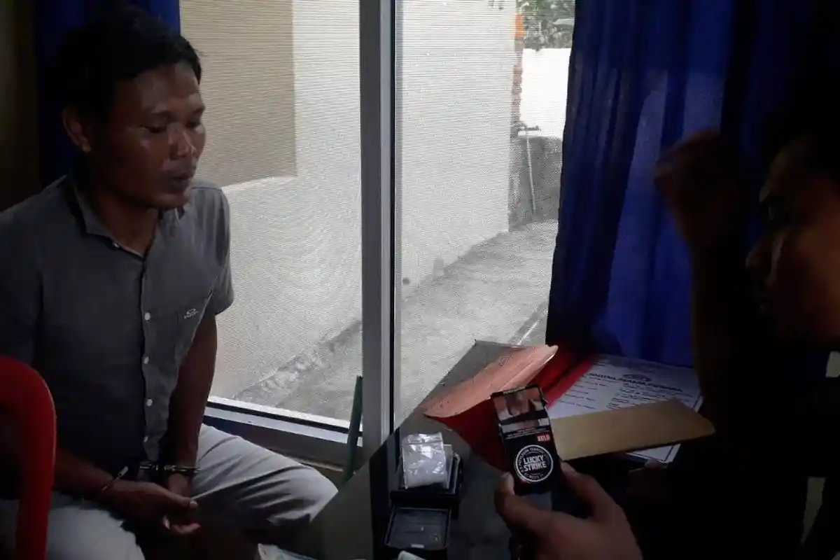 Asyik Pakai Sabu, Seorang Kakek di Pringsewu Tak Sadar Rumahnya Dikepung Polisi