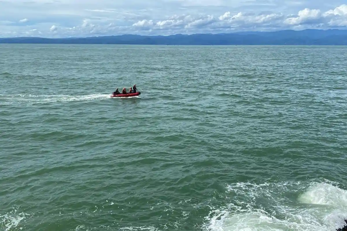 Hadapi Ombak Besar, Tim SAR Ekstra Hati-hati Cari 2 Pemancing yang Hilang di Pantai Cikeueus