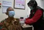 Lansia di Surabaya Mulai Disuntik Vaksin Covid-19