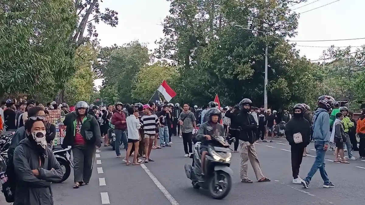 Massa Berkumpul Dekat DPRD Bali, TNI, Satpol PP Hingga Pecalang Lakukan Penjagaan