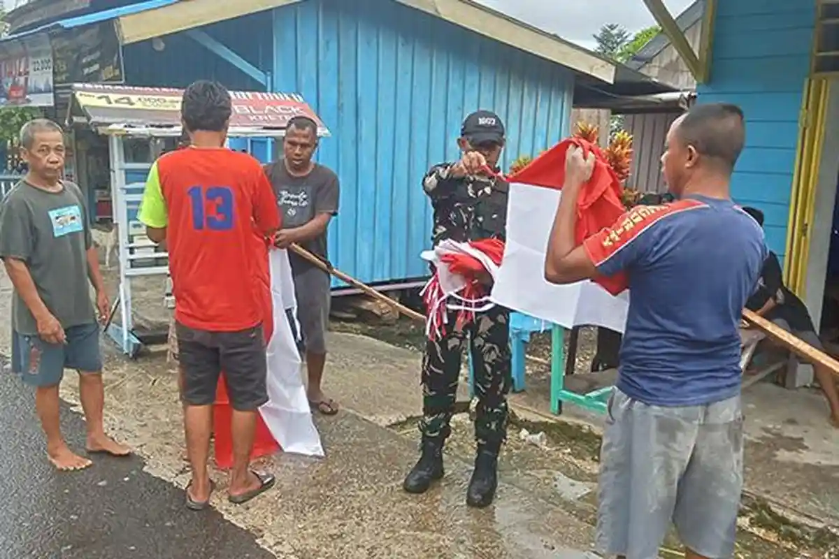 Jelang HUT 80 RI, Babinsa Bagikan 100 Bendera Merah Putih di Kampung Maklit Sorong Selatan