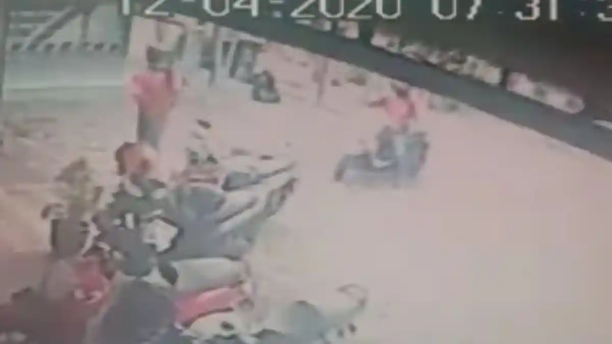 VIRAL Aksi Pencurian Motor di Swalayan di Surabaya Terekam CCTV, Pelaku Embat Motor dalam 10 Detik