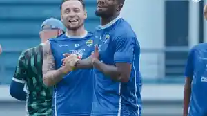Kapten-tim-Persib-Bandung-Marc-Klok-bersama-rekannya.jpg
