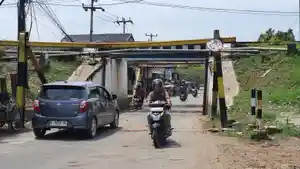 UNDERPASS-JATIBARANG-Sejumlah-kendaraan-saat-melintasi-underpass-JatibarangS.jpg