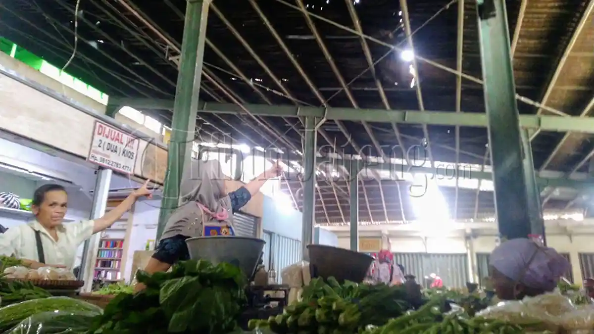 Pedagang Pasar Temanggung Keluhkan Atap Bocor