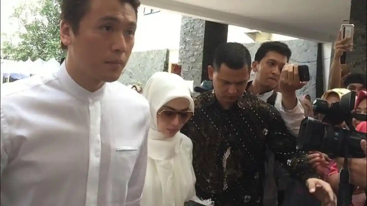 Syahrini Kenang Almarhum Ustaz Arifin Ilham dan Ridwan Zaelani Dalam Acara 'Syahrini Berbagi'