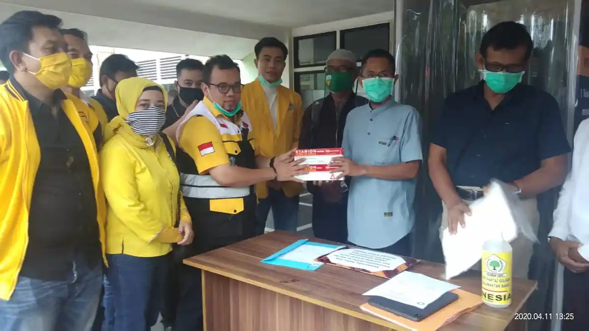 Golkar Kalbar Berikan Bantuan APD ke RS Yarsi Pontianak