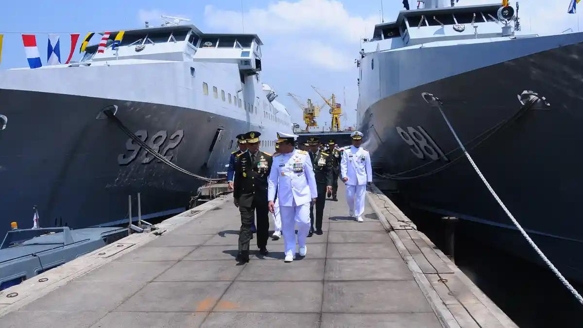 Panglima TNI Cek Kapal Perang di Surabaya