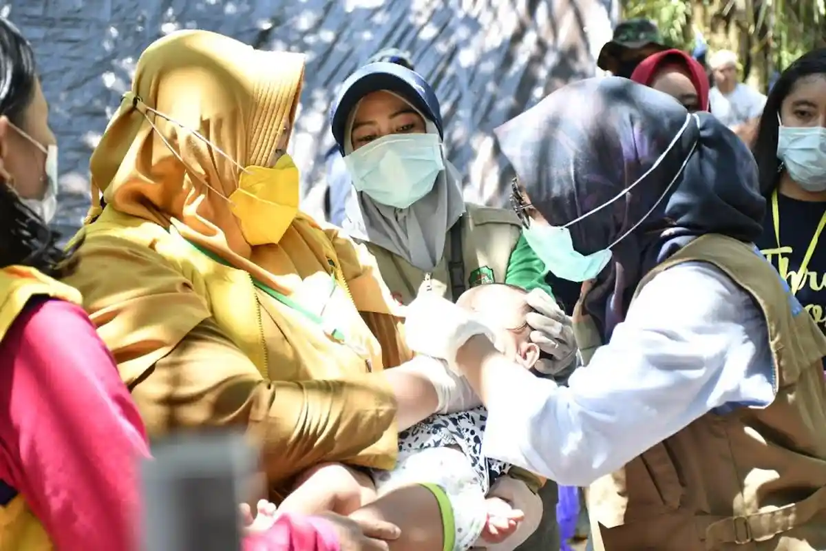 Bayi dan Balita di Tenda Pengungsian Korban Banjir Bandang Luwu Utara Diberi Vitamin A