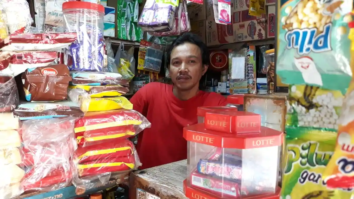 Rokok dan Minuman Kemasan Jadi Komoditas Andalan di Warung