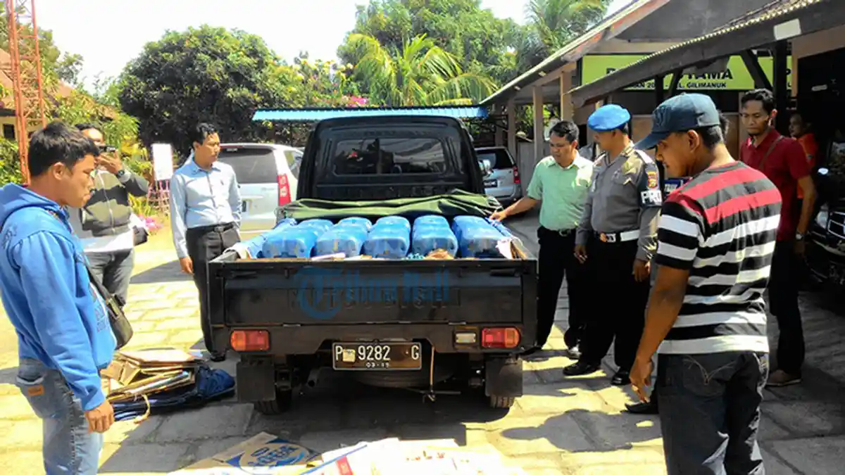 Ratusan Liter Arak Diamankan di Pos 1 Pelabuhan Penyeberangan Gilimanuk