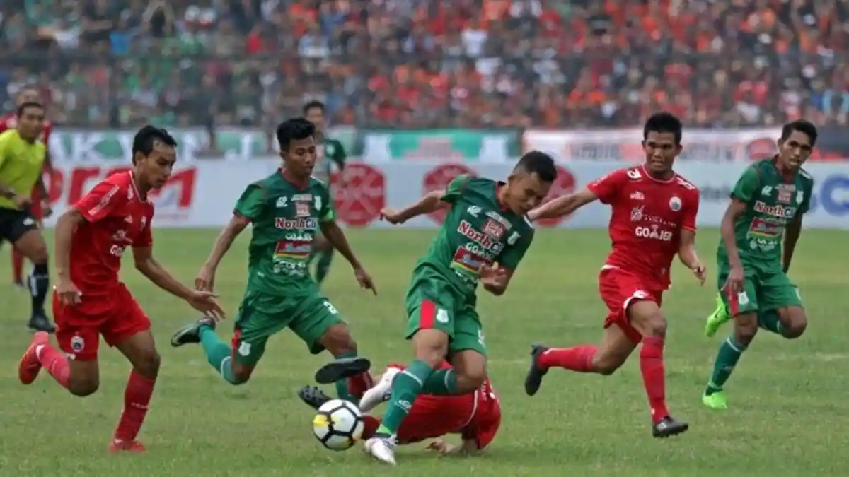 Erwin Ramdani Lelang Jersey PSMS Pra-Musim 2018