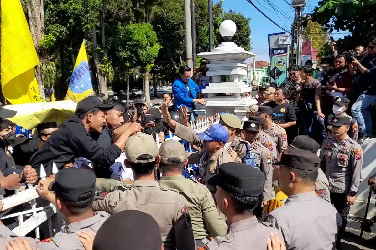 Demo Tunjangan Guru Honorer Dihapus di Lumajang Ricuh