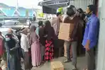 Warga Berbondong-bondong Antre Minyak Goreng, Sempat Terjadi Saling Dorong