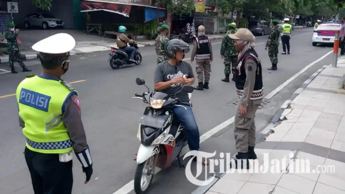 Petugas Periksa Barang Bawaan Pengendara Saat Operasi Yustisi Protokol Kesehatan Covid-19 di Gresik