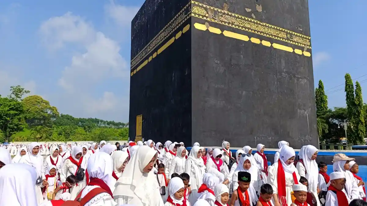 Larangan Outing Class, Belasan PAUD di Probolinggo Wisata Religi Miniatur Ka'bah 
