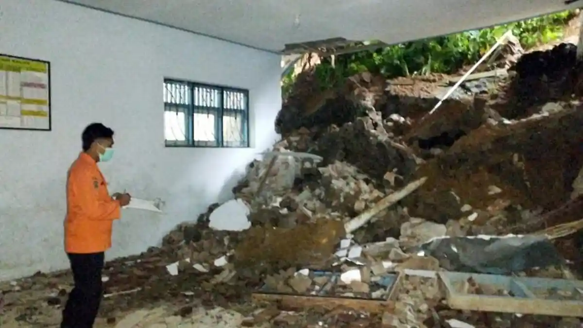 Lagi Ujian Nasional, Tembok SMPN 1 Jenawi Karanganyar Roboh, Tertimpa Longsoran Talud Rumah Warga