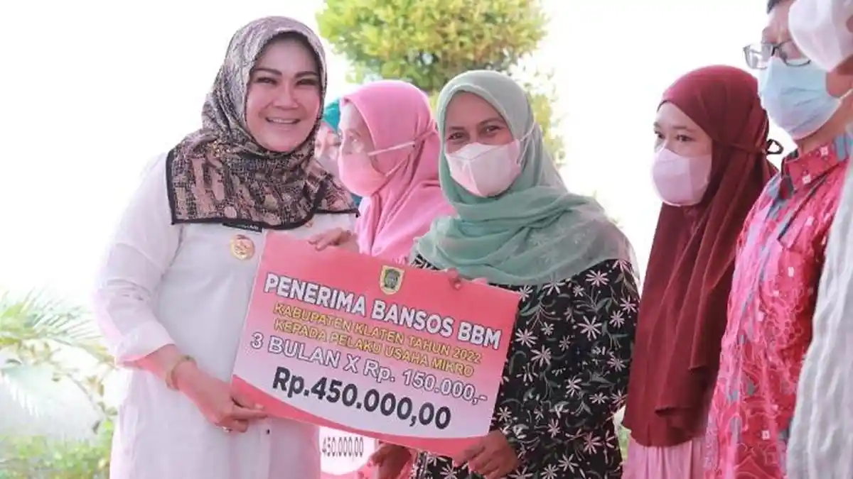 Dorong Pemulihan Ekonomi Pasca Covid-19, Bupati Klaten Sri Mulyani Salurkan Bantuan untuk 2.090 UMKM