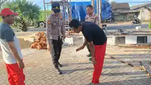 Kecelakaan-Kerja-Petugas-kepolisian-bersama-tenaga-medis-memeriksa-korban.jpg
