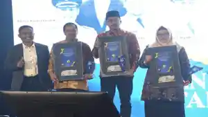 Bupati-Sidoarjo-Ahmad-Muhdlor-saat-menerima-penghargaan-Surya-Award-kategori-daerah.jpg
